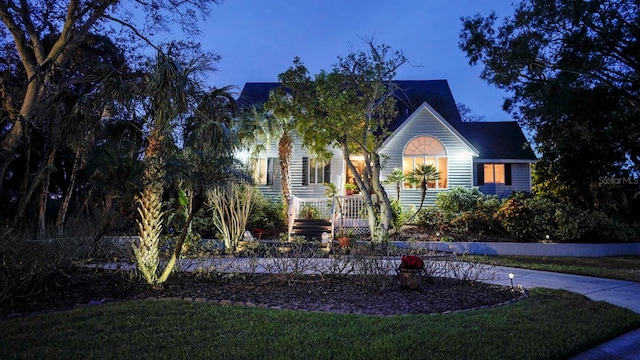 view of front of property featuring a front lawn