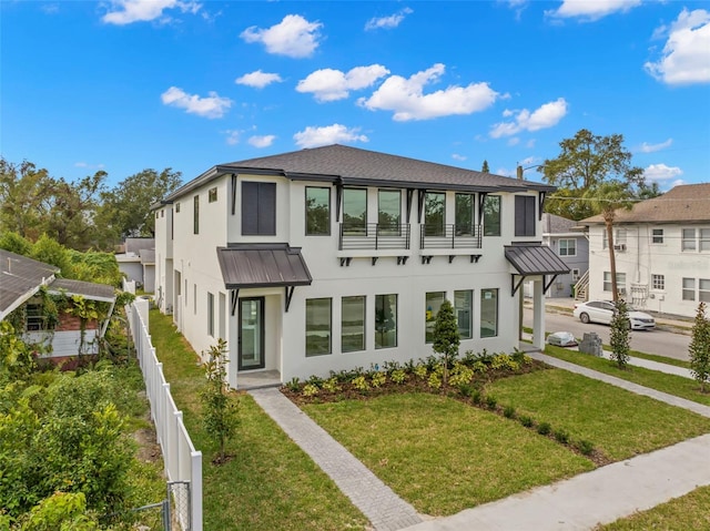 view of front of home featuring a front lawn