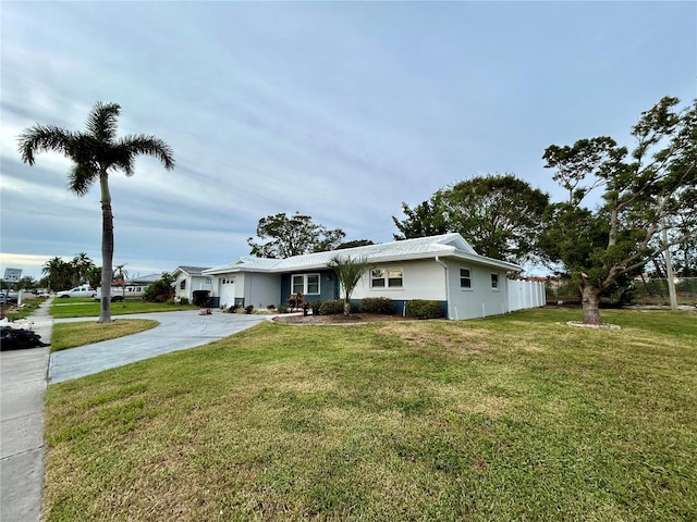 ranch-style home featuring a front lawn