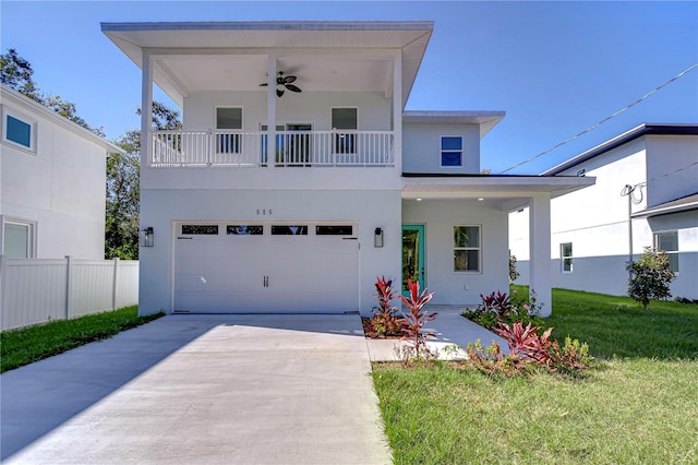 view of front facade featuring ceiling fan, a garage, and a front yard