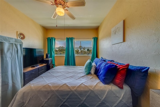 bedroom with ceiling fan