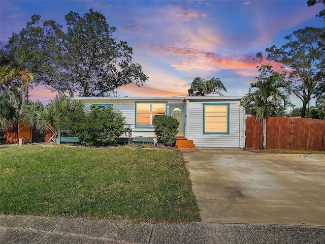 view of front of property featuring a lawn