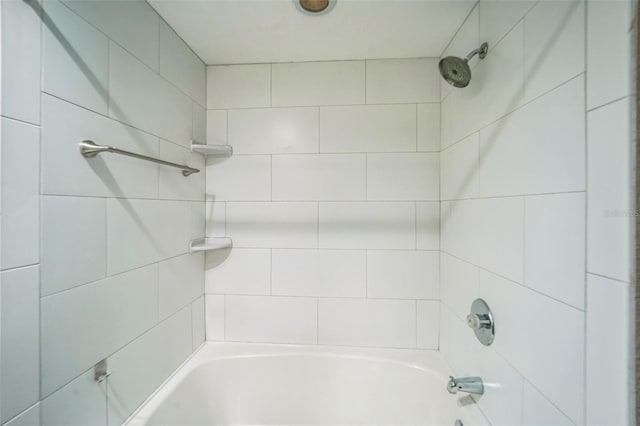 bathroom featuring tiled shower / bath combo