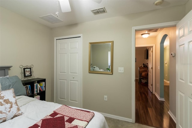 bedroom with hardwood / wood-style flooring, ceiling fan, and a closet