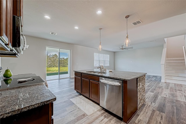 kitchen featuring dishwasher, light hardwood / wood-style floors, a kitchen island with sink, and ceiling fan