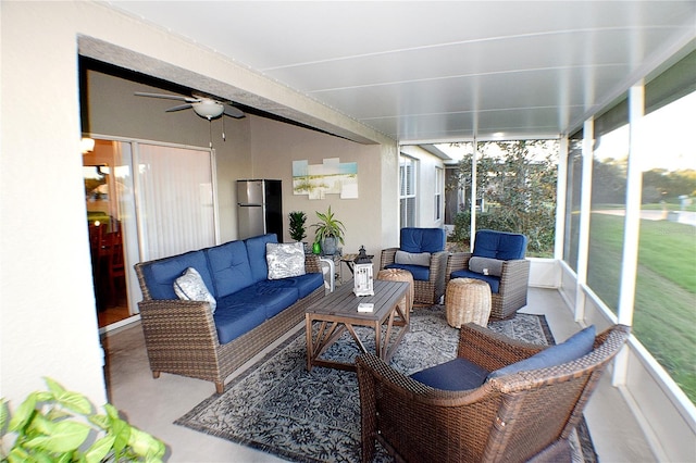 sunroom with ceiling fan