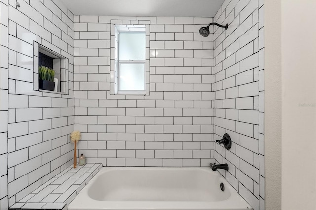 bathroom with tiled shower / bath combo