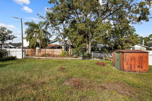 view of yard featuring a storage shed