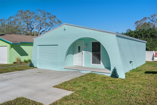 view of front of house featuring a front yard and a garage