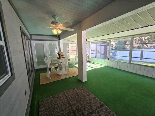 sunroom featuring ceiling fan