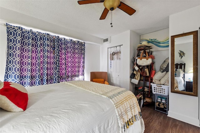 bedroom with hardwood / wood-style flooring, ceiling fan, a textured ceiling, and a closet