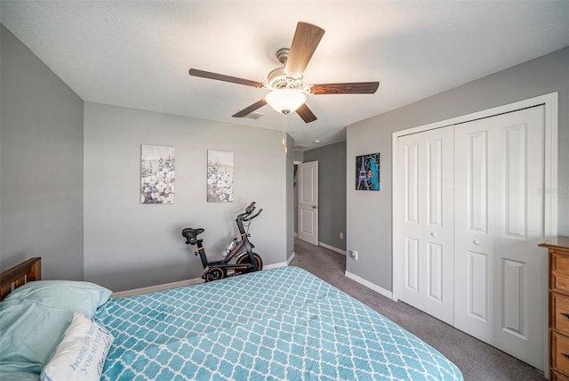 bedroom with carpet flooring, ceiling fan, a textured ceiling, and a closet