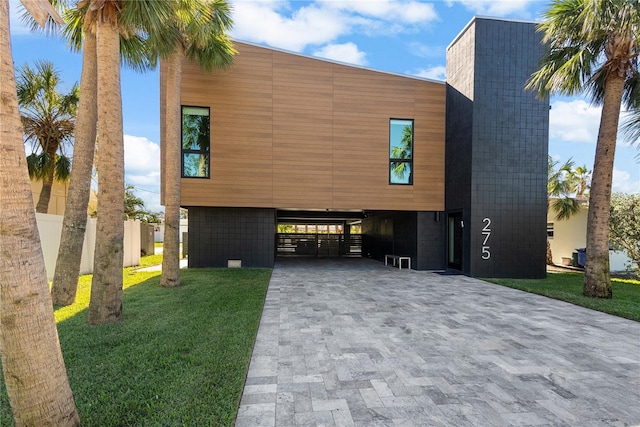 contemporary house featuring a front lawn