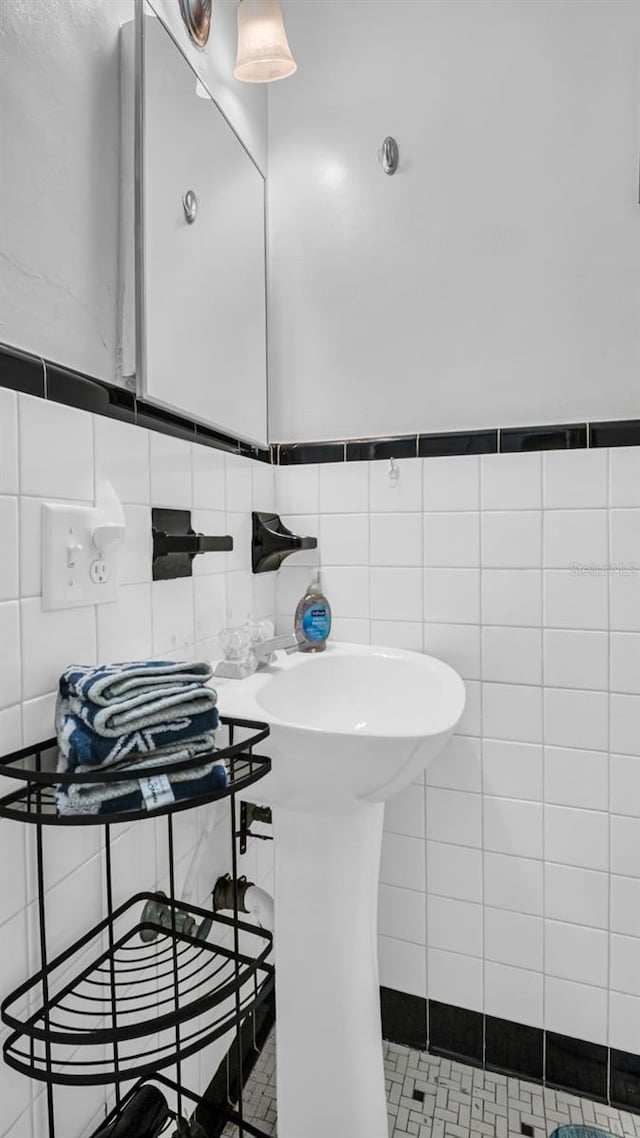 483 E Shore Dr Unit D4, Clearwater Beach, FL 33767 - bathroom with tile walls