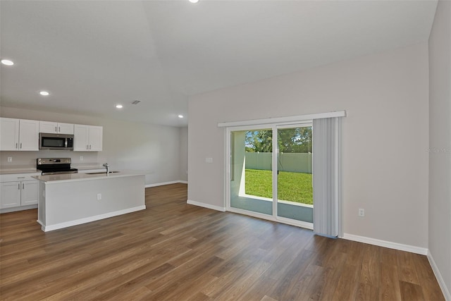 kitchen featuring a kitchen island with sink, dark wood-type flooring, white cabinets, sink, and appliances with stainless steel finishes