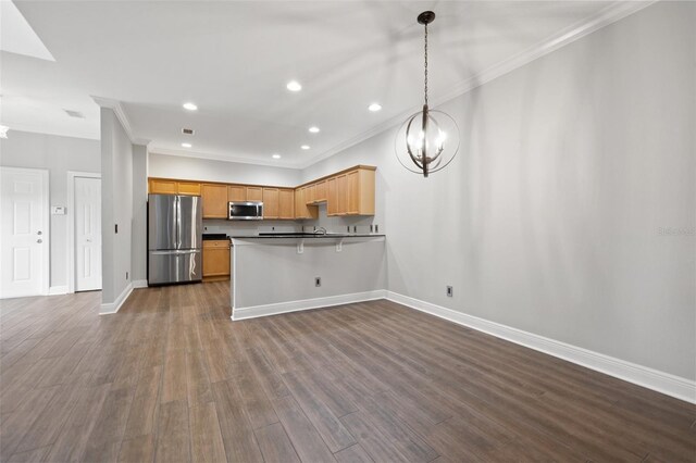 kitchen with a breakfast bar area, stainless steel appliances, kitchen peninsula, dark hardwood / wood-style floors, and decorative light fixtures