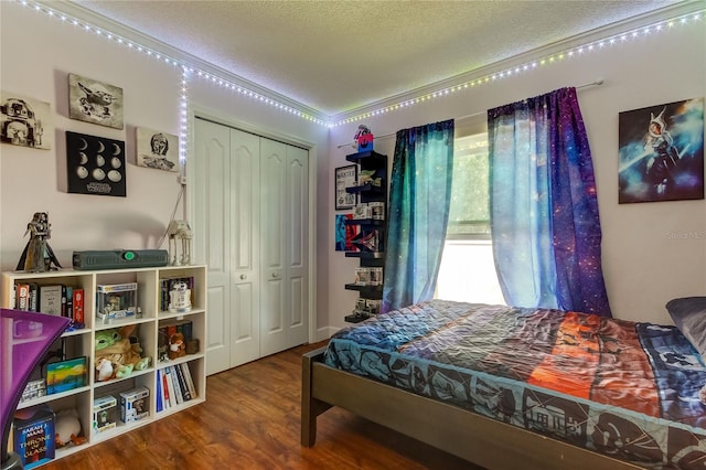 bedroom featuring hardwood / wood-style floors, a textured ceiling, and a closet