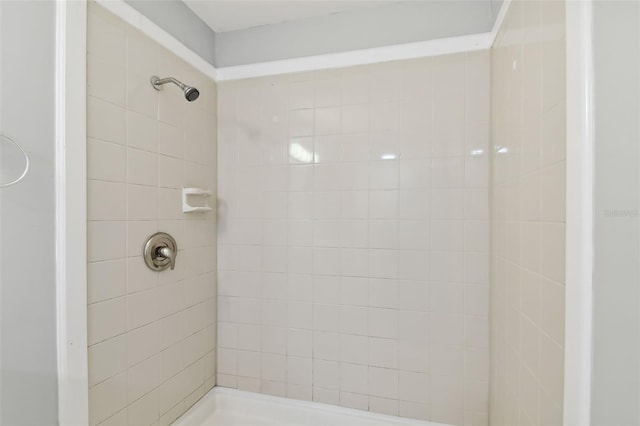 bathroom featuring a tile shower