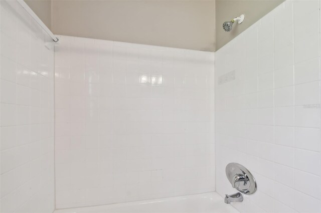 room details featuring tiled shower / bath combo