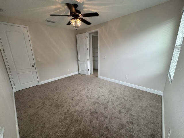 carpeted empty room featuring ceiling fan