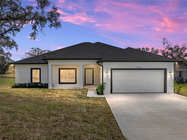 view of front facade featuring a garage and a yard