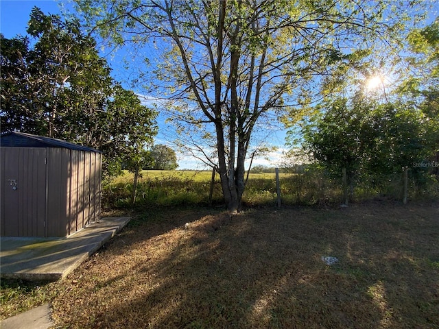 view of yard with a shed