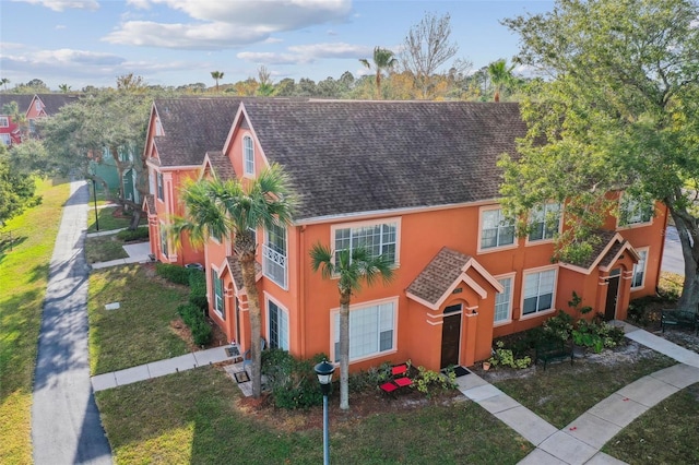 view of front of home with a front lawn