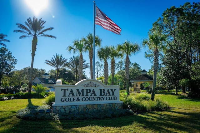 community sign with a lawn