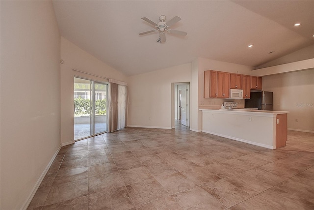 kitchen with ceiling fan, sink, kitchen peninsula, refrigerator, and vaulted ceiling