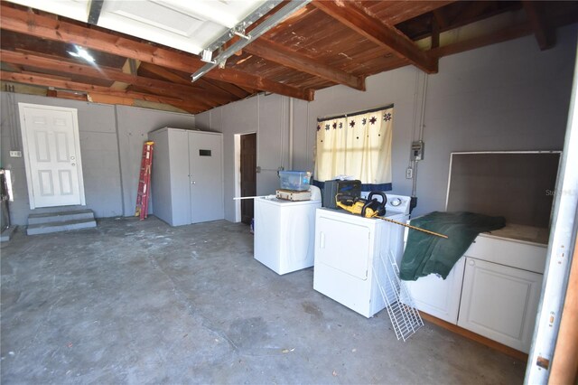 garage with washing machine and clothes dryer