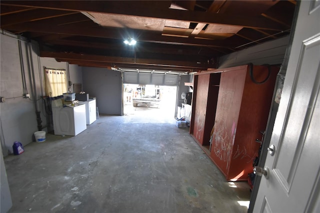 garage featuring washing machine and clothes dryer