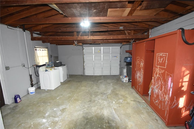 garage featuring washing machine and dryer