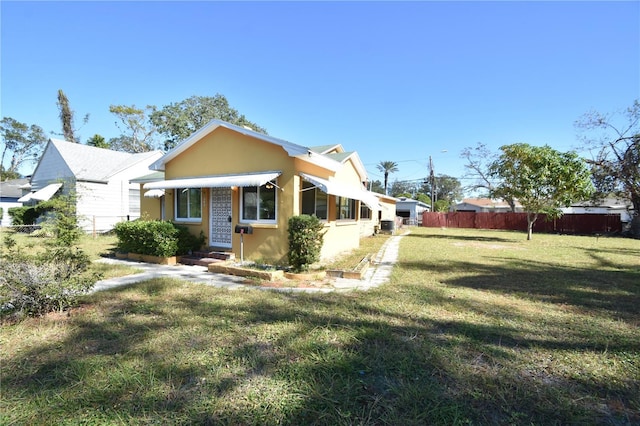 view of front of home featuring a front yard