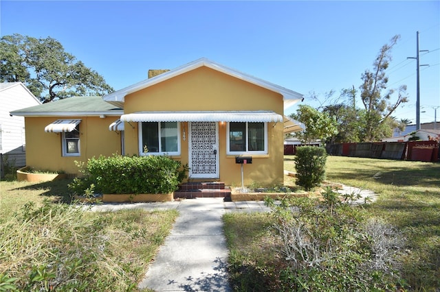 bungalow featuring a front yard