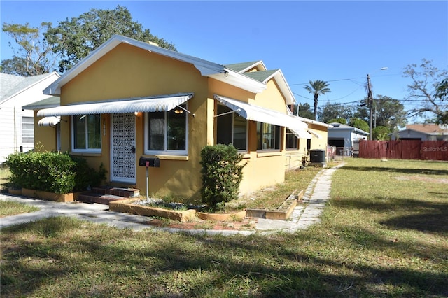 view of front of house featuring a front lawn