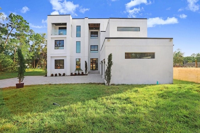 view of front of home featuring a front yard and a patio area