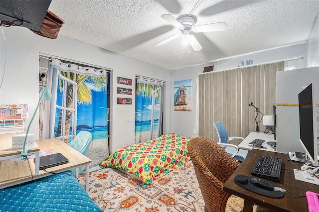 bedroom featuring ceiling fan and a textured ceiling