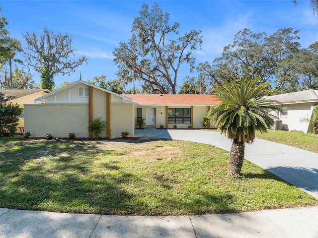 single story home with a front lawn