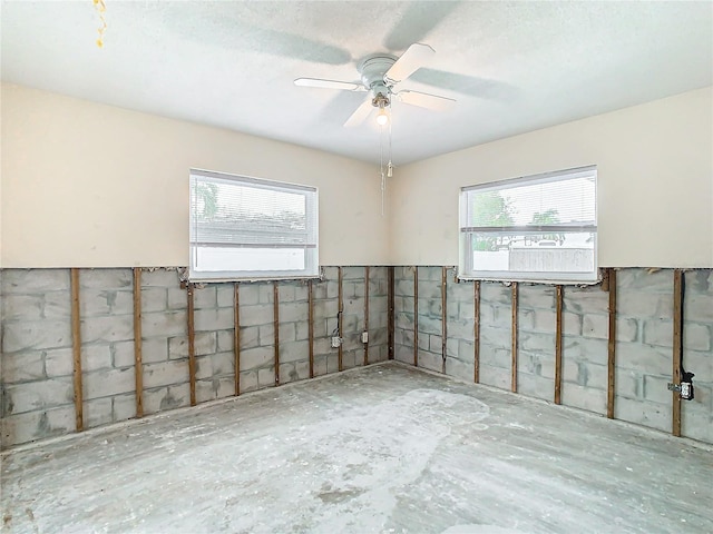 empty room featuring ceiling fan