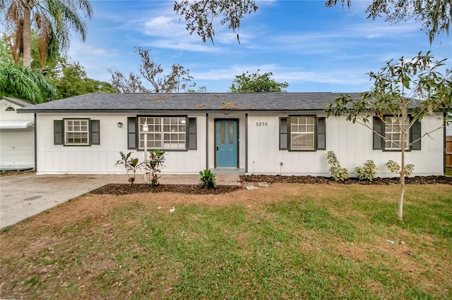 single story home with a front lawn