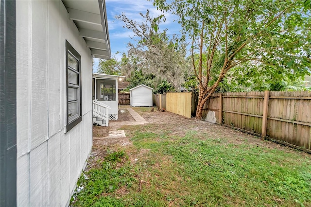 view of yard featuring a storage shed