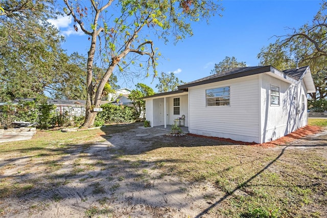 view of front of property featuring a front lawn