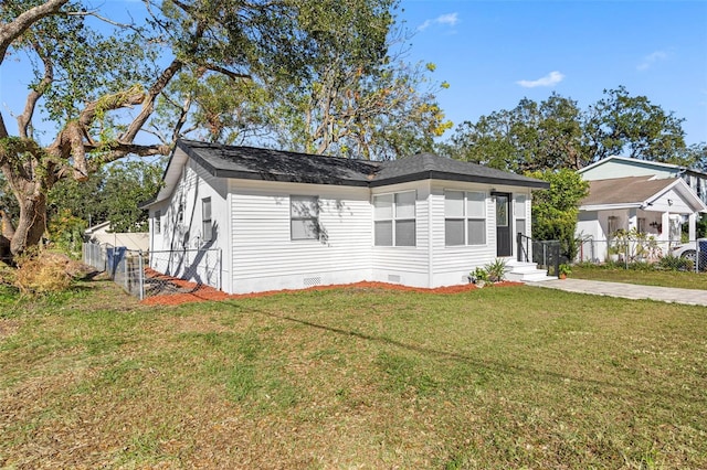 view of front facade with a front lawn