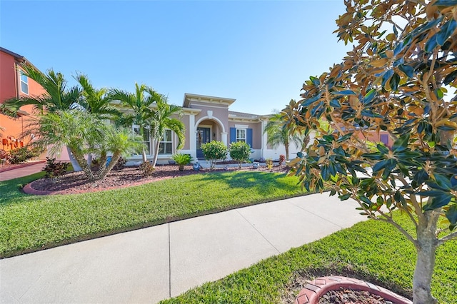 view of front of property featuring a front yard