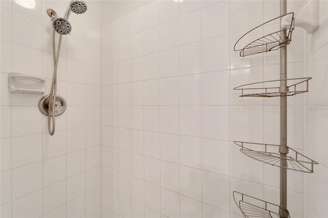 bathroom featuring tiled shower