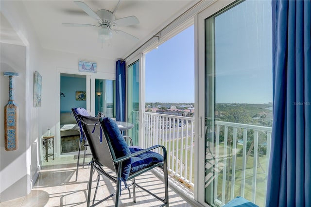 sunroom featuring ceiling fan