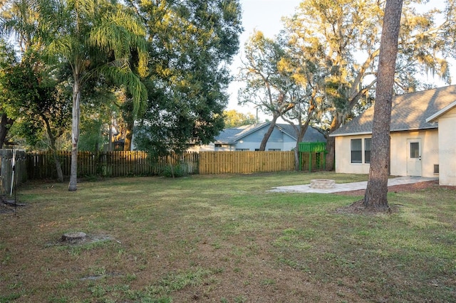 view of yard featuring a fire pit