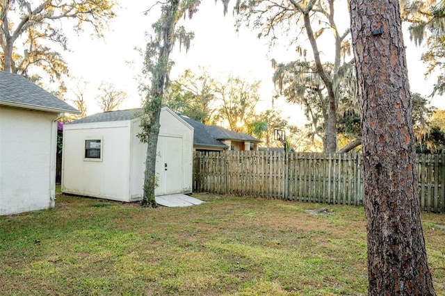 view of yard with a storage unit