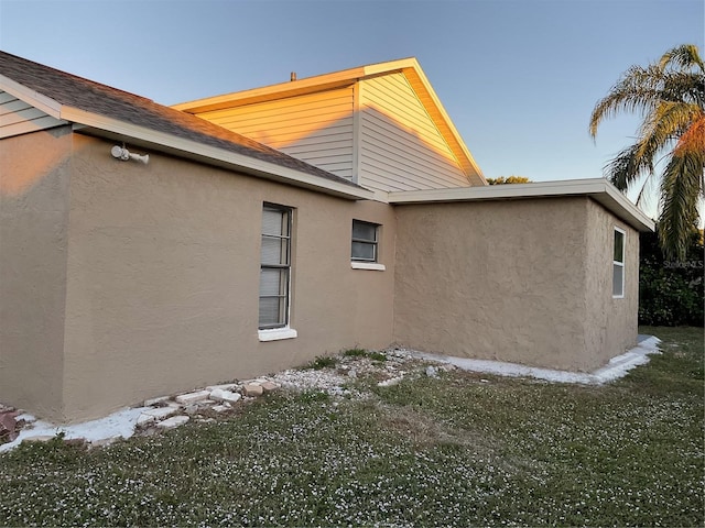 view of side of property featuring a lawn