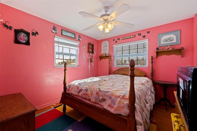 bedroom featuring ceiling fan